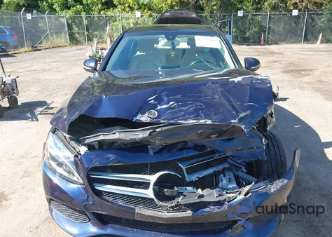 2015 Mercedes-Benz C 300 4Matic z USA, uszkodzony, nr VIN 55SWF4KB9FU066232